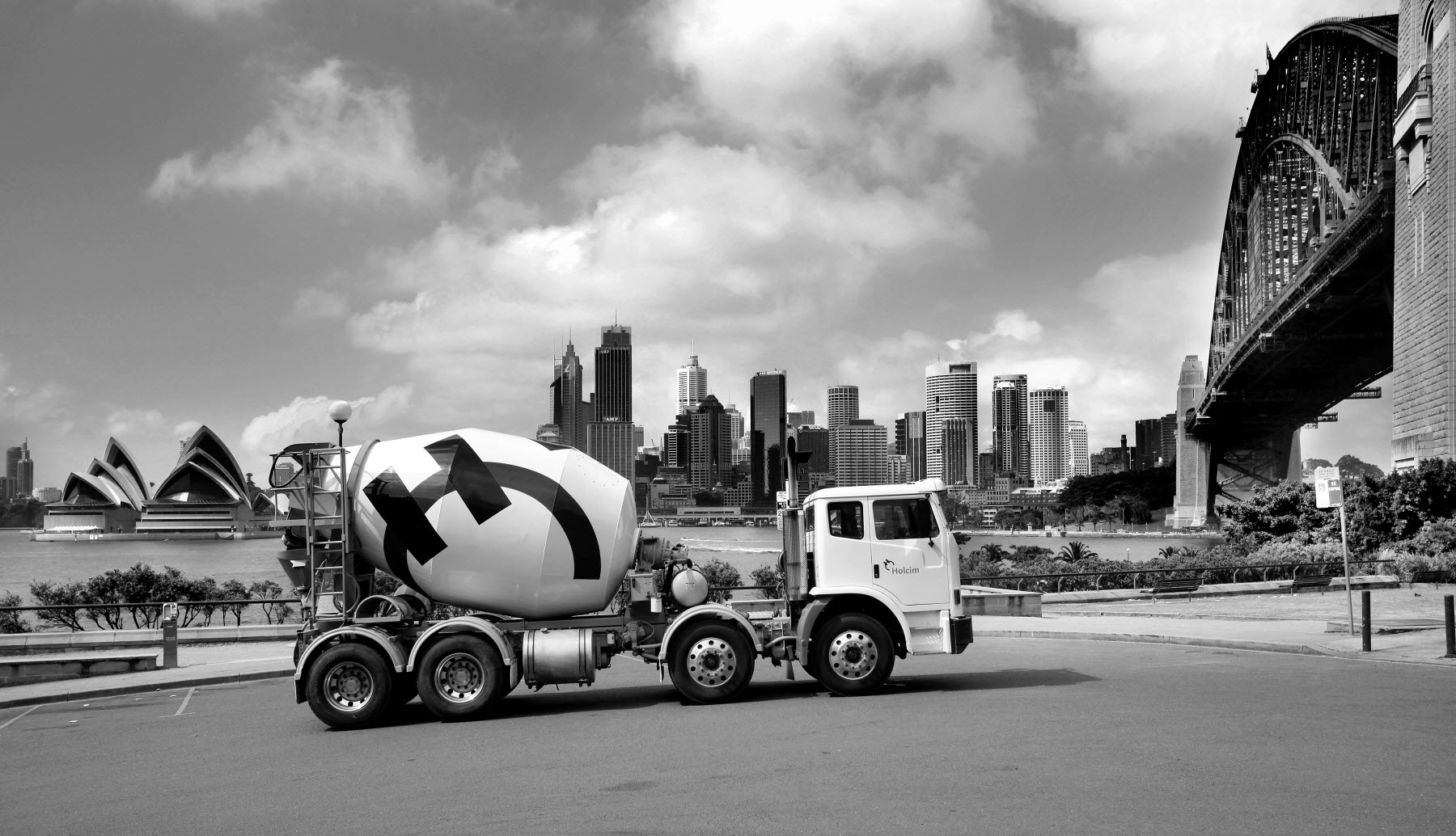  Alert on H1 2013 – Target price lowered on Holcim following persistent political tensions